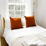Bright & Contemporary Shoreditch Apartment