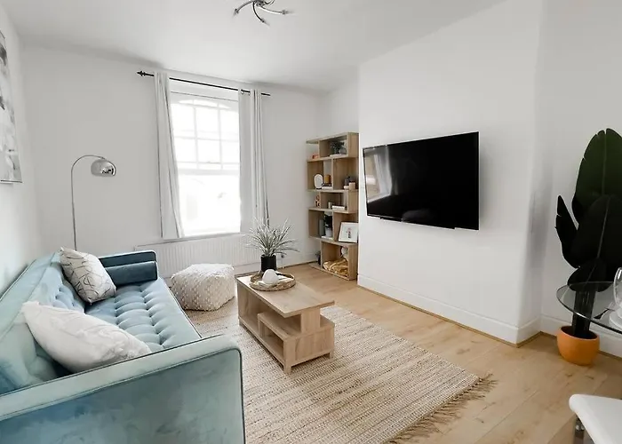 Bright & Contemporary Shoreditch Apartment
